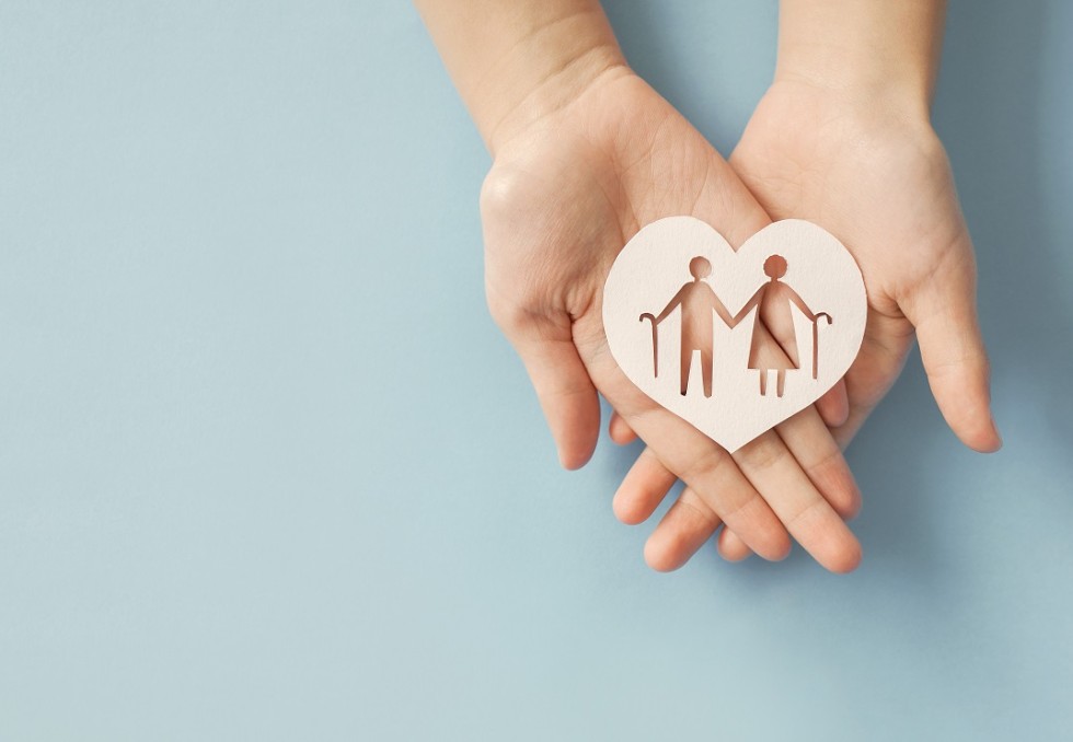 Un main protégeant des vignettes de personnes âgées 