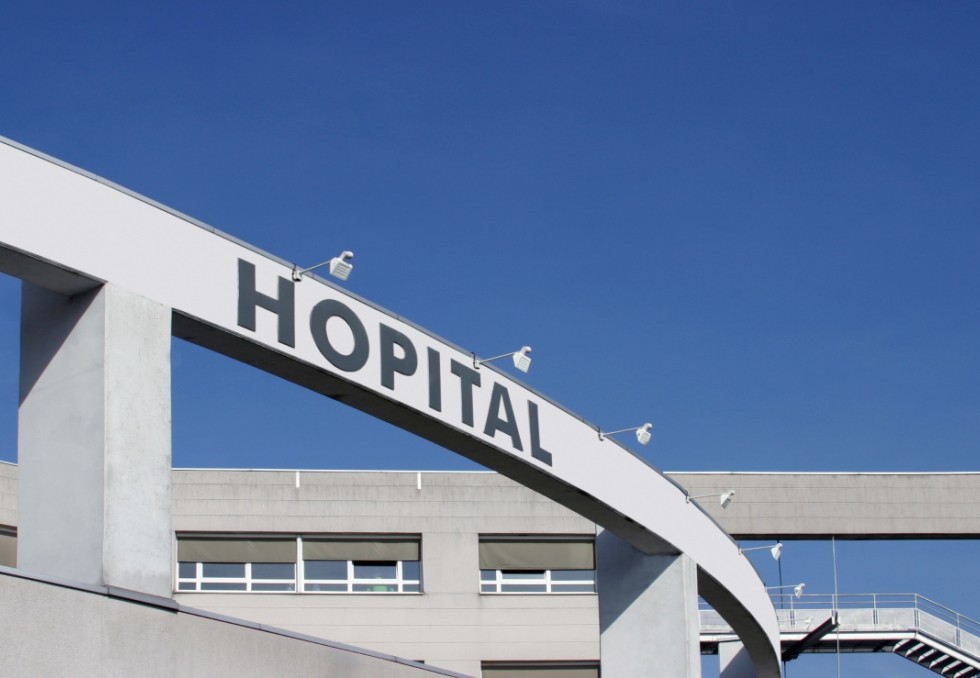 Façade d'un hôpital.