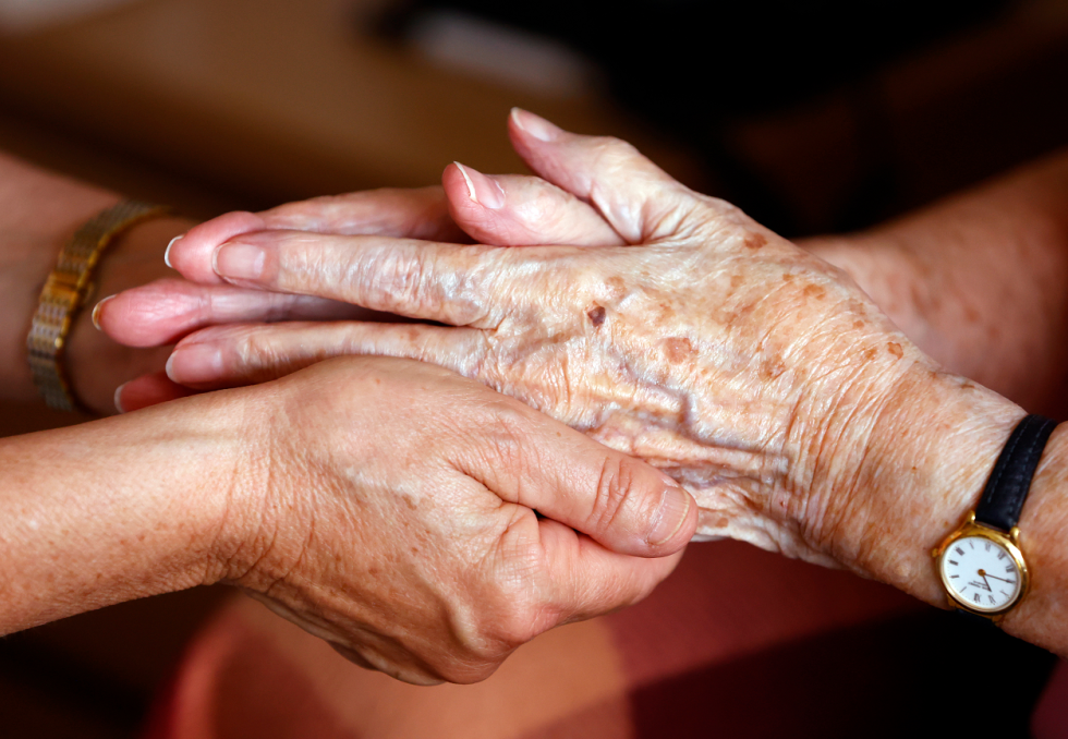 Mains personnes âgées