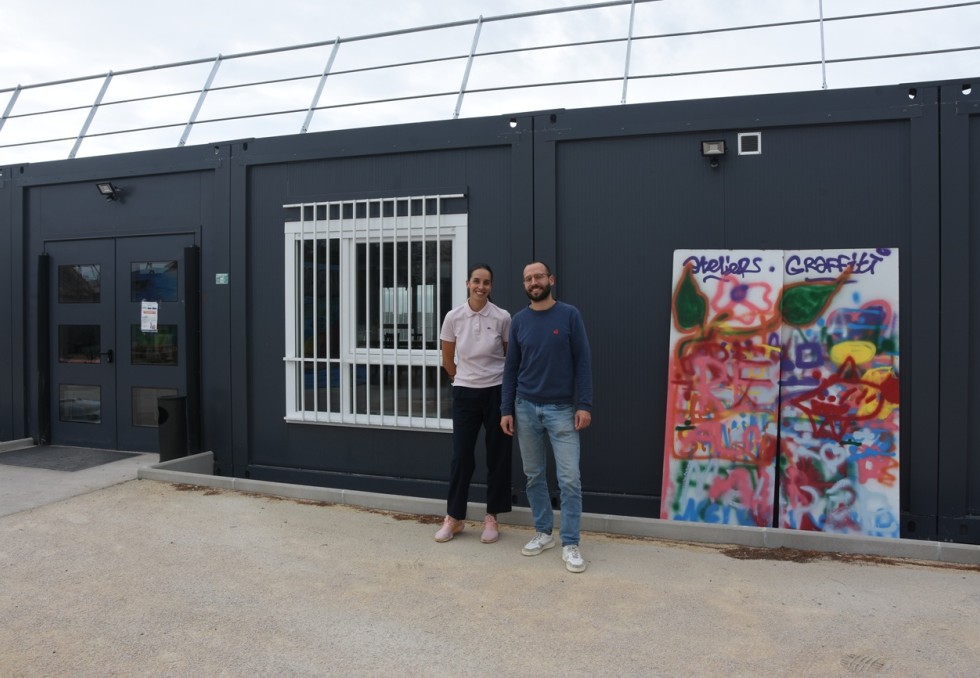 Sarah Godard, accueillante, et le Dr Arnaud Baudet-Girard devant le centre provisoire en préfabriqués. Crédit photo : Sylvain Labaune.