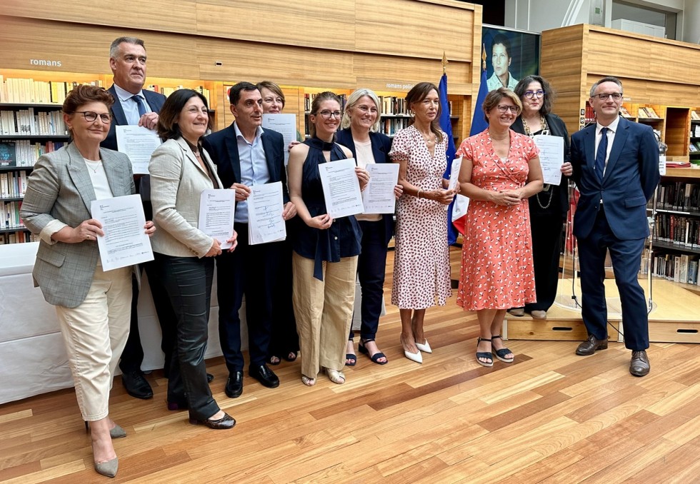 signature de la charte d'engagement contre les VSS