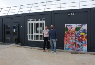 Sarah Godard, accueillante, et le Dr Arnaud Baudet-Girard devant le centre provisoire en préfabriqués. Crédit photo : Sylvain Labaune.