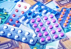 Des plaquettes de médicaments posées sur des billets