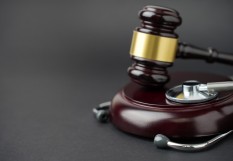 Justice et stéthoscope