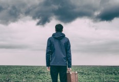 Jeune médecin dans un champ 