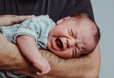 un médecin fait tomber un bébé