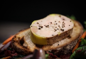 Il coupe le foie gras avec sa carte vitale : la vidéo d'un passager d'un  train devient virale