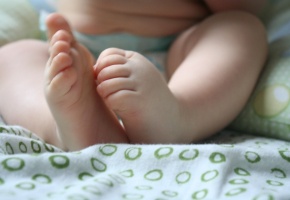 Pourquoi les humains donnent-ils naissance à des bébés