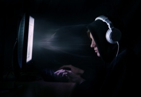 un hacker devant son écran